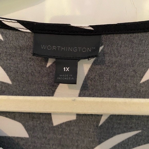 Womens blouse 1X fits like a petite I would say. - Picture 3 of 3